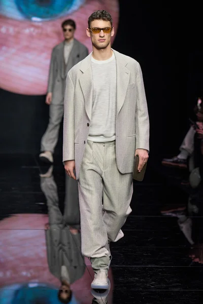 Look 16